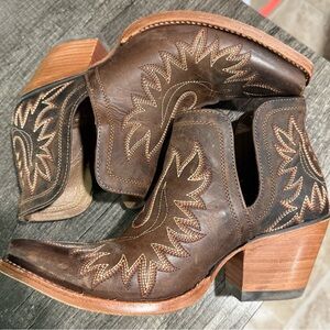 Ariat Dixon Western Bootie Women’s Size 8 – Distressed Brown Leather, Classic